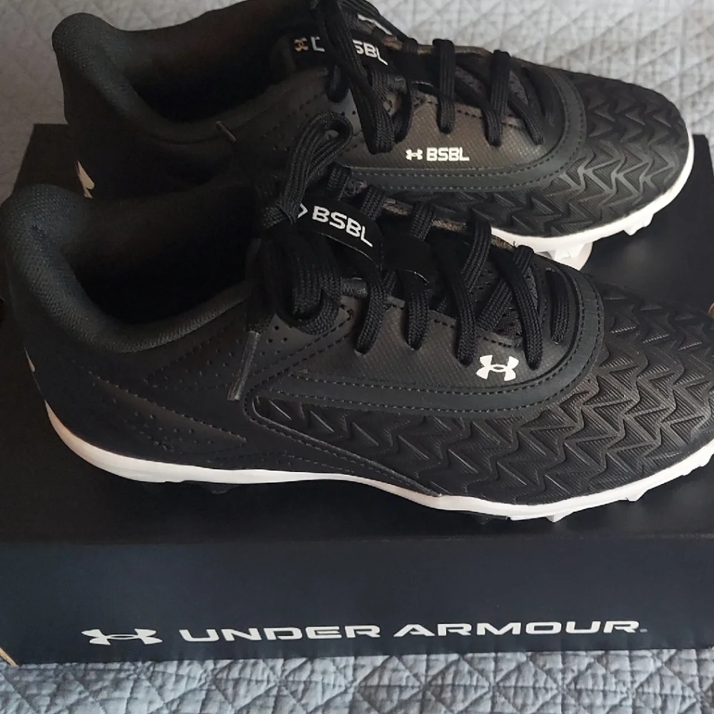 Under Armour Black Athletic Cleats - Picture 2 of 6